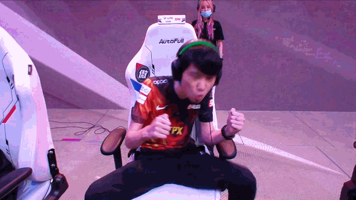 kaiyun官网-Doinb新星重返赛场表现突出，勇士前途光明！赛场气氛高涨-kaiyun官网